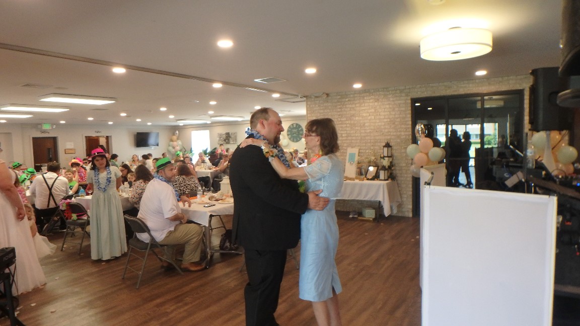 Nathaniel Hunsinger & Mother Dance per Wedding at Meadowbrook Center,schuylkill haven